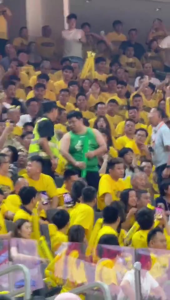 广东主场某辽宁球迷站着看球挡住身后观众 现场安保屡劝不听